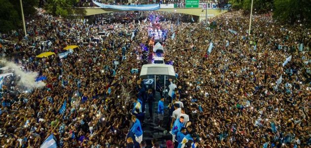 ذا بيست – مشجع سعودي سافر سيرا يواجه الأرجنتين واليابان